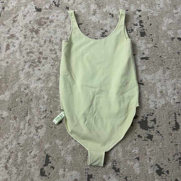 SKIMS Tops - Skims Essential Scoop Neck Bodysuit Size Small in Spearmint Agave